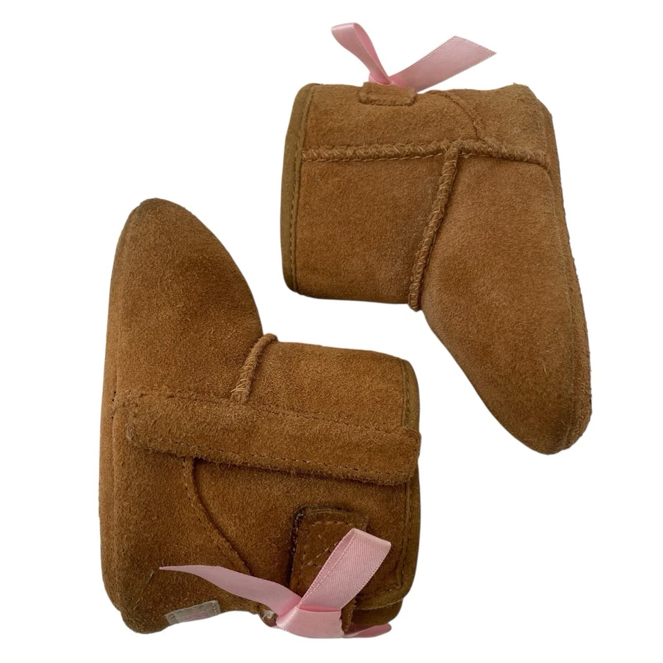 Botas UGG Infant Jesse Bow II castanha tamanho EUA 02/03 EU 18 camurça - Imagem 2 de 4