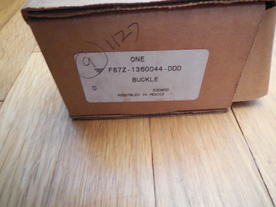 Новый из старых запасов 1999 Ford Ranger задний пояс безопасности RH F87Z-1360044-DDD средний графитовый - Изображение 2 из 3