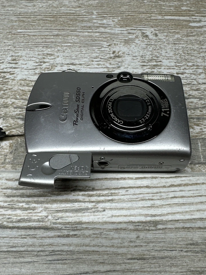 Problemas na porta da bateria da câmera digital Canon PowerShot ELPH SD550 - Imagem 2 de 4