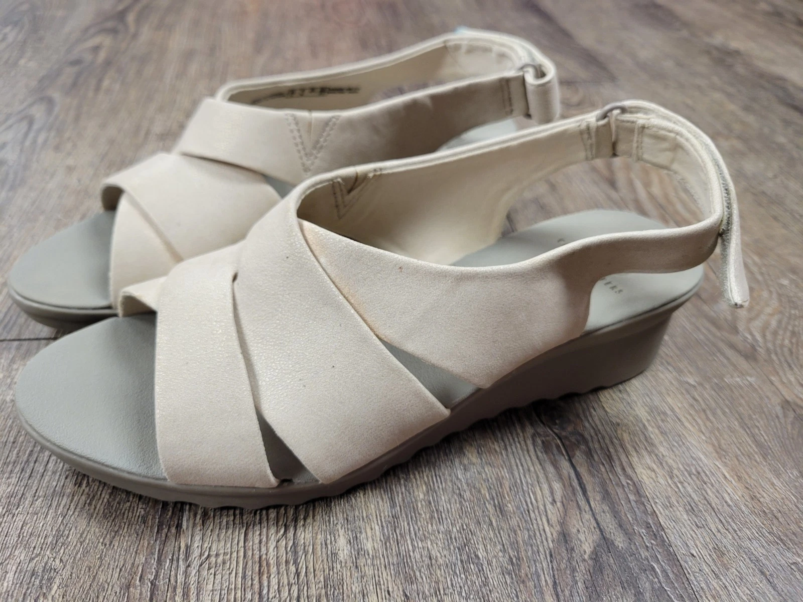 Clarks Cloudsteppers sandalo donna Caddell con zeppa luminosa champagne taglia 7 scarpe