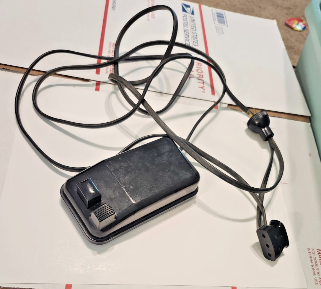 VINTAGE -  1952 - SINGER FEATHERWEIGHT 221 SEWING MACHINE WITH ATTACHMENTS