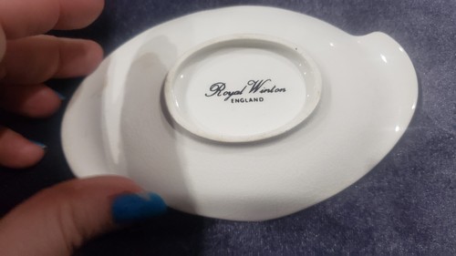 VINTAGE ENGLISH ROYAL WINTON VICTORIA ROSE GRAVY BOAT ON LINER PLATE - Picture 5 of 7