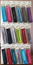 #950 Schl&uuml;sselband 15x3cm Filz bestickt mit Wunschtext * Schl&uuml;sselanh&auml;nger * NEU