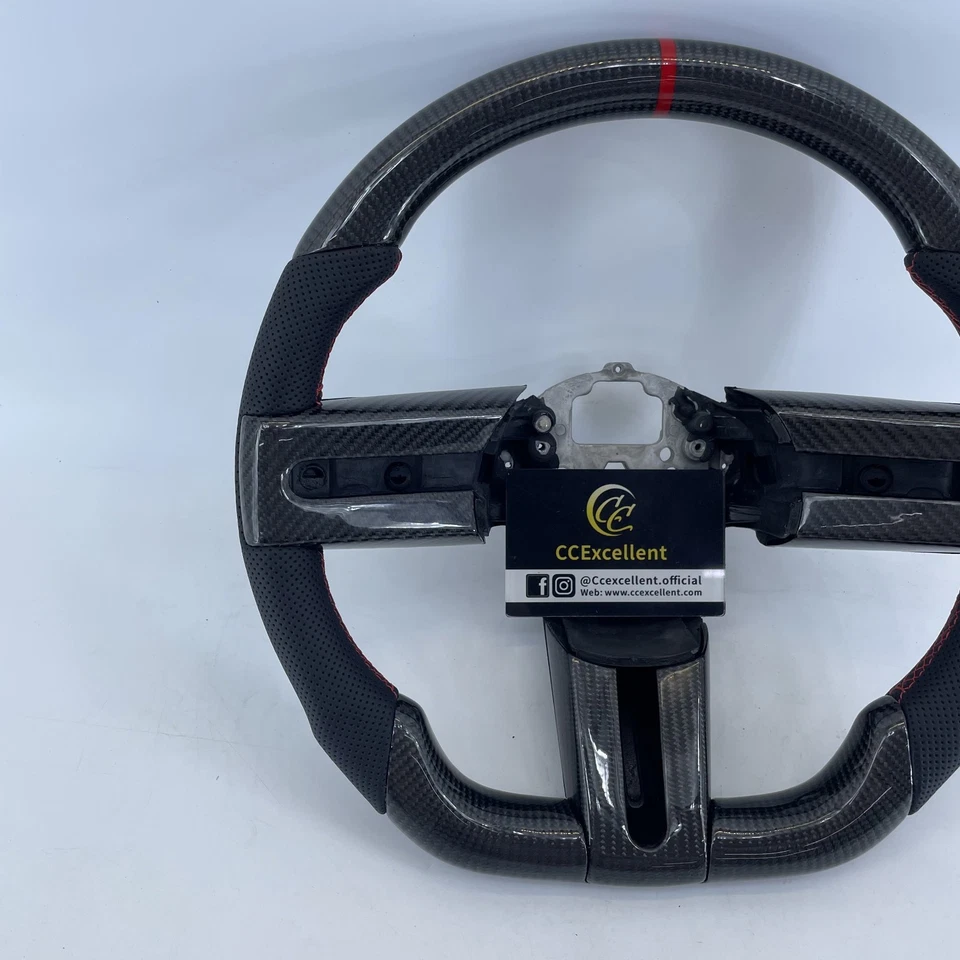 Volante de fibra de carbono real para Mustang 2005-2009 GT Ford con costuras rojas Foto 3 de 4