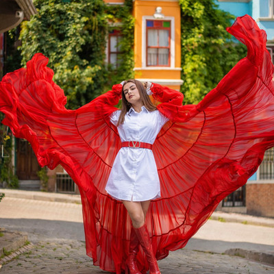 Statement-Maxi-Outfit Damen Achselzucken Rüschen durchsichtig Cape vor Hochzeit Fotoshooting