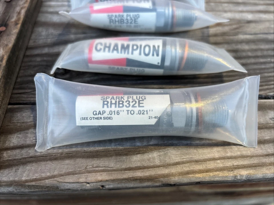 CHAMPION AVIATION SPARK PLUGS RHB32E - FOUR PLUGS - BRAND NEW - Image 2 of 3