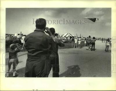1965 Press Photo Opa Locka Airport- British Concord Pleases Crowd Makes 2 Passes