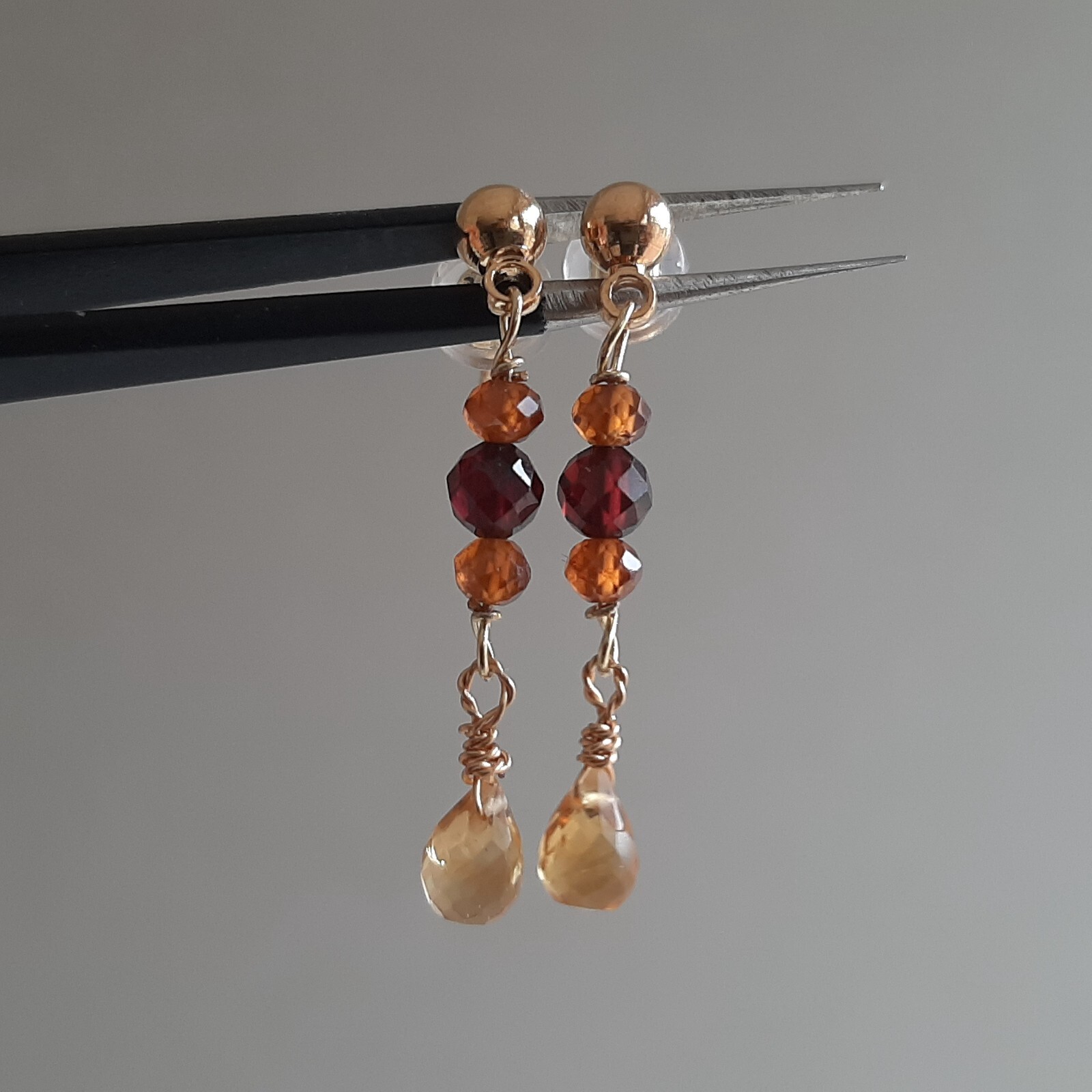 Boucles d'oreilles clous en plaqué or et pierres naturelles de citrine