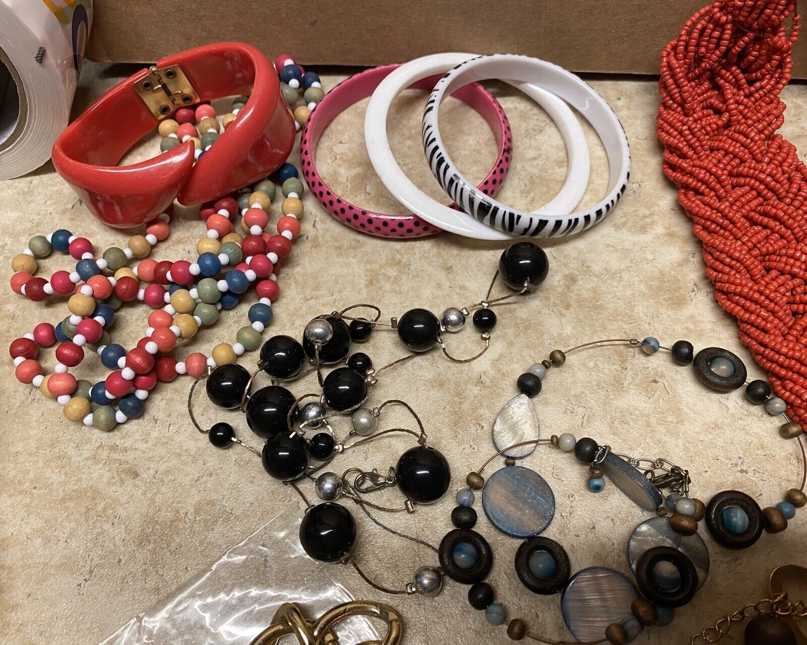 3Lb Lot of Costume Jewelry Necklaces Bracelets Ri… - image 3