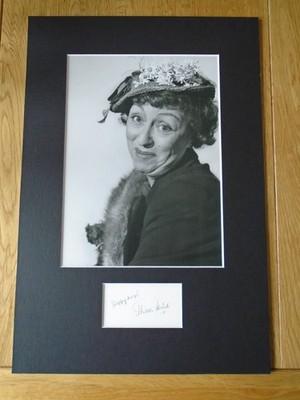 Thora Hird original signed authentic Autogramm - UACC / AFTAL.