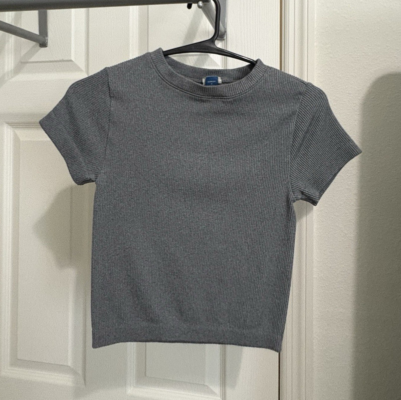 OLD NAVY Exhale Seamless Fitted Rib T-Shirt, Crew, Gray, Petite Small (no tags)