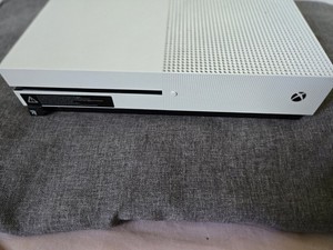 Xbox One S 500/1000GB Konsole und Controller Plus Laufwerk