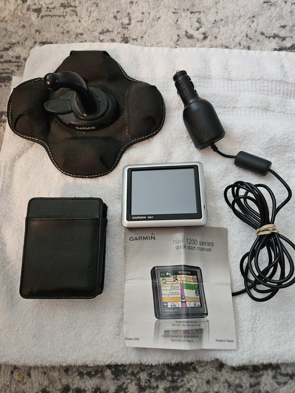 Garmin GPS Nuvi 1200 WITH All Accessories Included