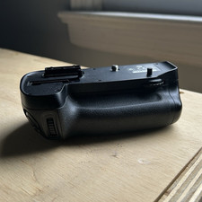 Nikon MB-D15 Multi Power Battery Grip w/ Shutter Release for D7100 D7200