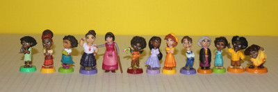 DISNEY ENCANTO MY FAMILY MINI TOY FIGURE (13 -ITEM)      READ THE DESCRIPTION