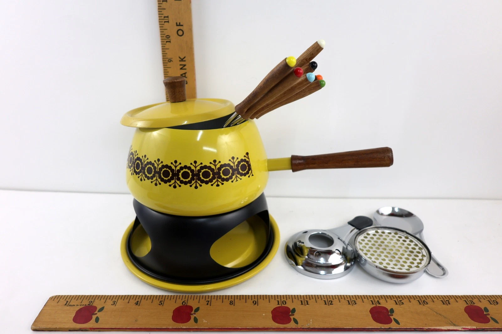 Vtg 1970’s Retro Fondue Pot MCM Yellow Harvest Gold Set Japan Wood w/7 Forks
Opens in a new window o