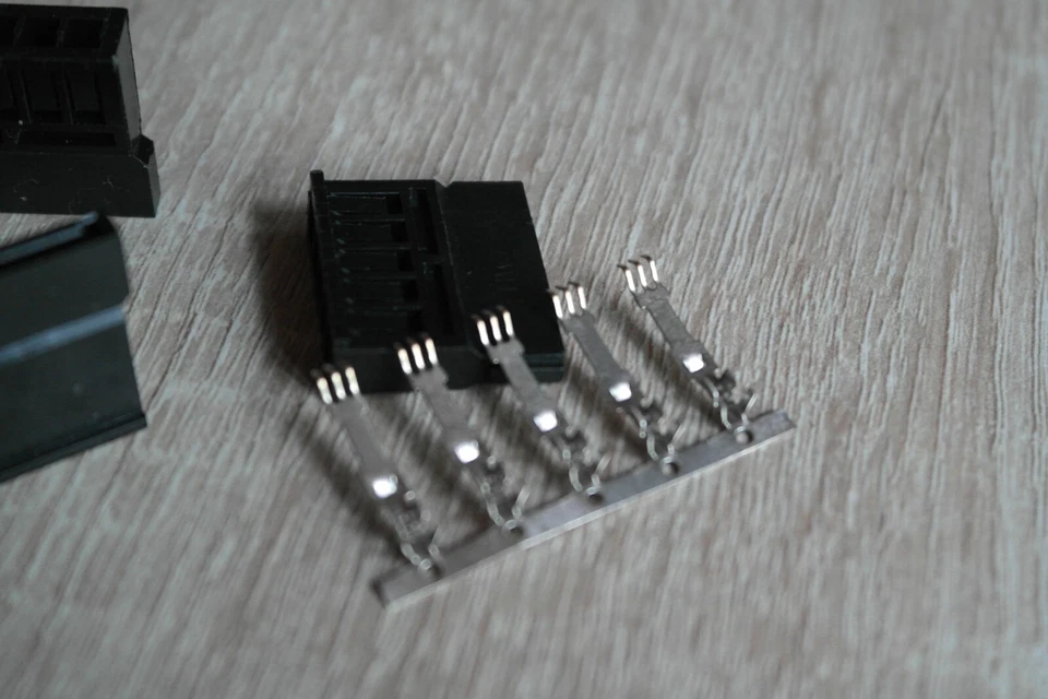 SATA Strom Stecker 3811, Female in Schwarz inkl. 5 vergoldete Low Crimp Pins - Bild 4 von 4