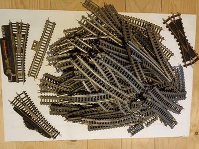 Ca. 130 Stück Schienen auf Pappe wohl ältere PIKO H0, dazu Weiche und Anschluss