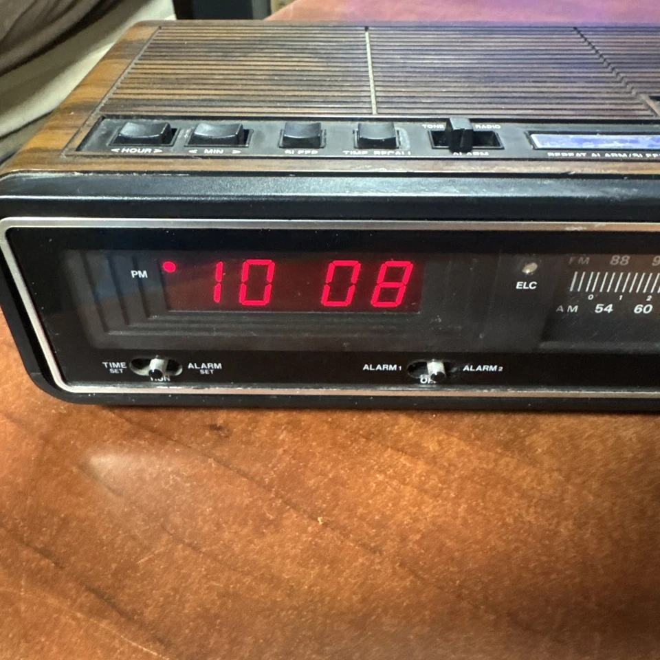 Vintage Sears AM/FM Dual Alarm Radial Dial Battery Back Up Clock Radio - Image 2 of 4