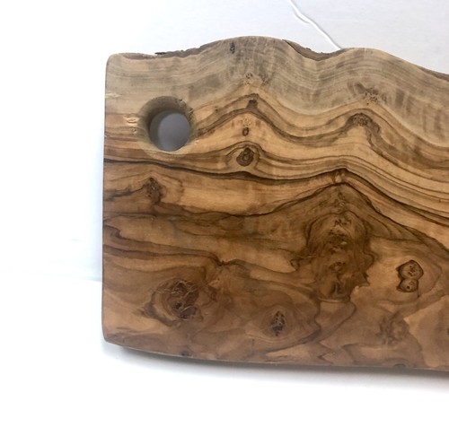 Tablero de charcutería de madera de olivo con borde rústico y un agujero en la parte superior para colgar ☼ - Imagen 5 de 15