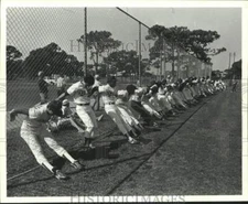 1981 Press Photo Dodgers trainer Bill Buhler leads team in stretching exercises.