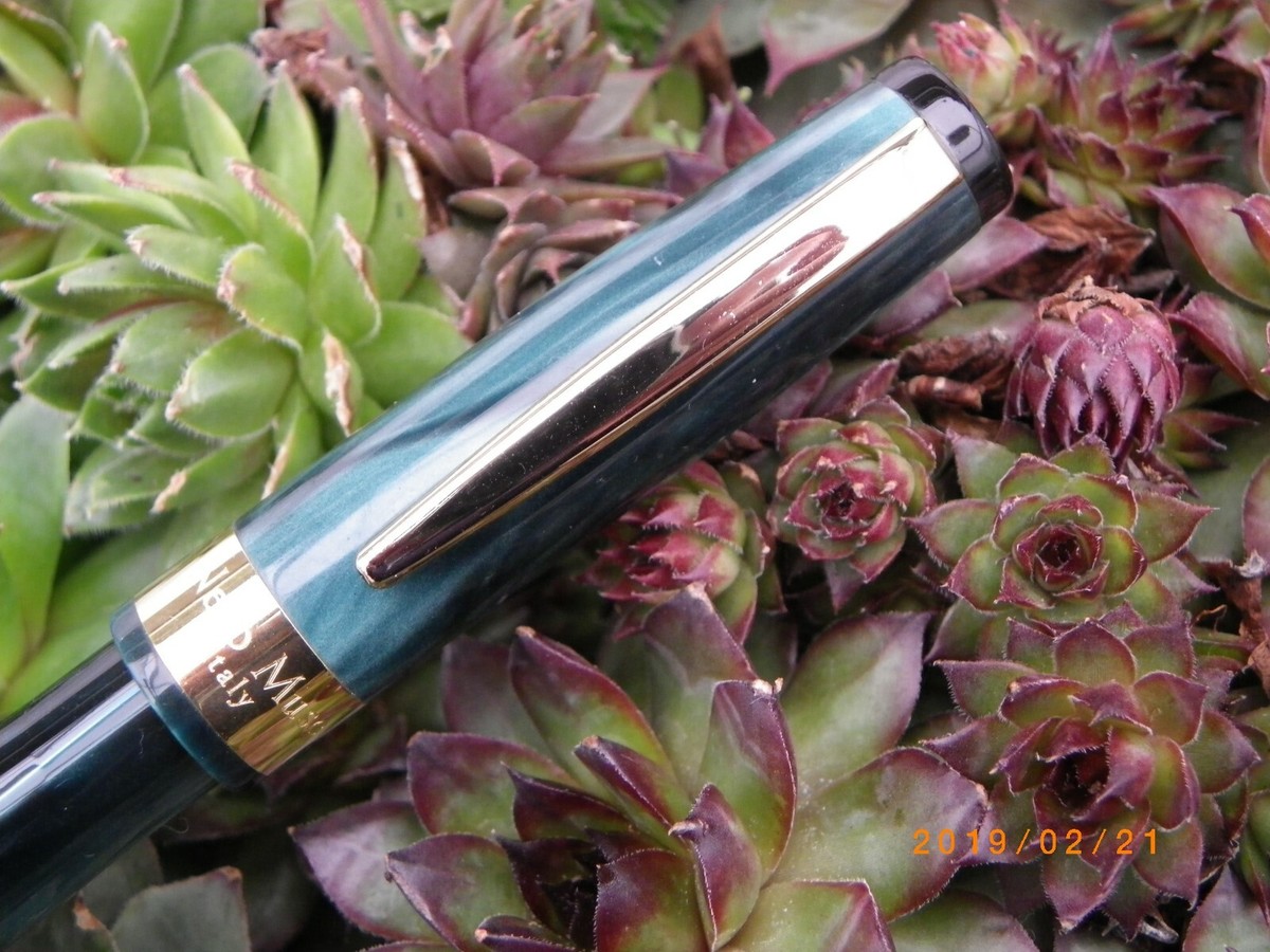 Stylo Roller NeroMuse Prestige - Résine Verte, Attributs Plaqués Or, Neuf De Stock Avec Recharge
