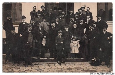 AUTO-AGBP8-0357-FOTOKARTE- Eine Gruppe von Menschen vor dem Eingang eines Bati