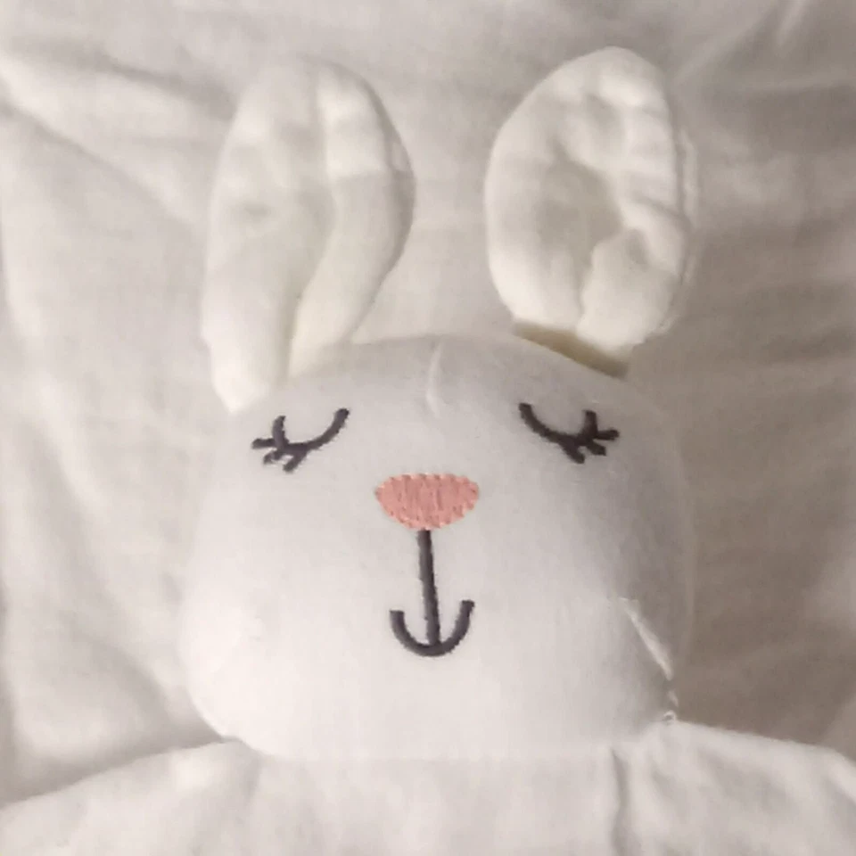 Manta de seguridad para bebé Carters Off White Bunny Lovey algodón orgánico Foto 2 de 4