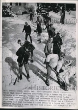 1965 Press Photo Battle Creek students clear a walkway after snow storm, Mich.