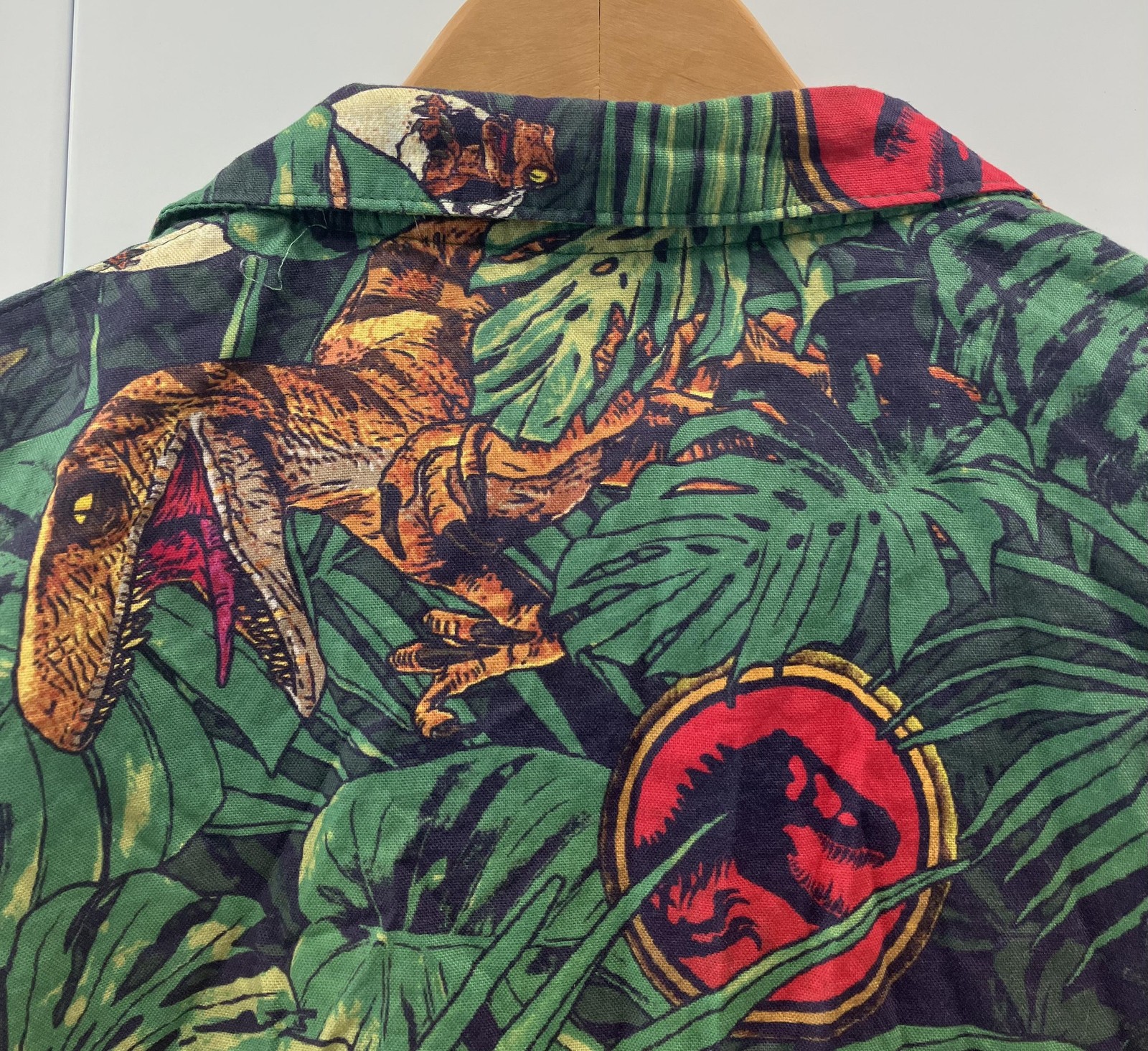 Jurassic Park x Cakeworthy Shirt Mens Medium Dinosaur Button Up Floral Hawaiian image 6