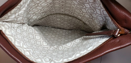 BOLSO BANDOLERA BANDOLERA BRIGHTON HUTTON 2 TONOS MARRÓN BANDOLERA PLEGABLE CON SOLAPA $280 - Imagen 8 de 12