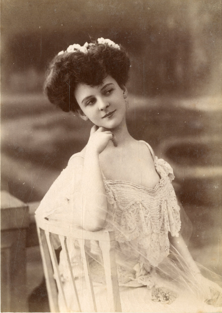 Mode, Femme en robe de dentelle, ca.1890, Vintage albumen print Vintage albumen