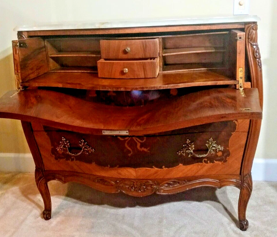 Antiguo escritorio de secretaria francés con incrustaciones con tapa de ónix verde; accesorios de bronce. Años 1880 Foto 2 de 4