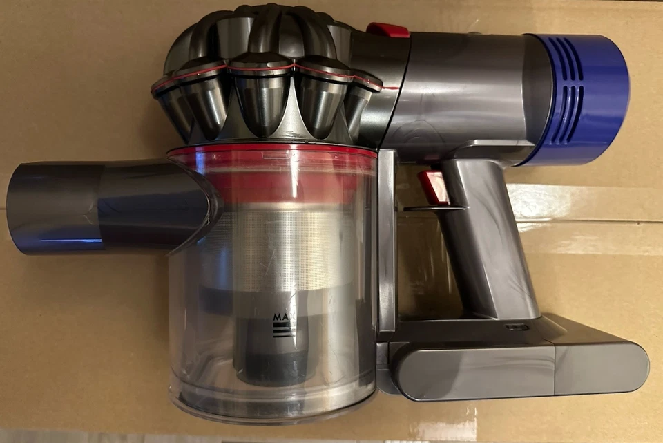 Dyson V8 Akkustaubsauger - Silber/Nickel komplett gründlich gereinigt
