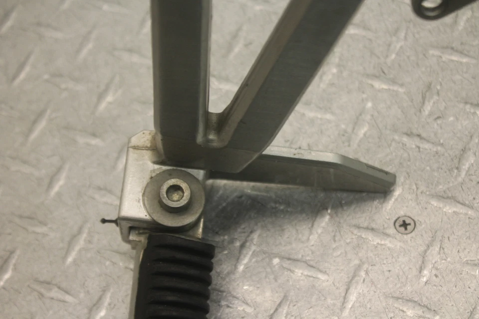 1991 SUZUKI BANDIT 400 GSF400 PEG traseiro esquerdo passageiro - Imagem 3 de 4