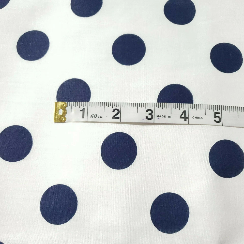 AZUL MARINO LUNARES SOBRE TELA DE POLI ALGODÓN BLANCO PUNTO DE UNA PULGADA 58" POR YARDA  Foto 4 de 4