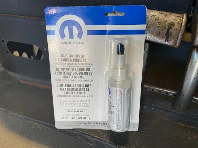 NUEVO Jeep Wrangler - Mopar Piezas Limpiador de Cremallera de Tapa Suave y Lubricante 5066440AA Foto 3 de 4