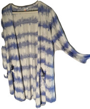 Nuevo con etiquetas LuLaRoe~ Art To Wear~Cloud Blue Tie Dye Strip Caroline Suéter Texto Kimono L