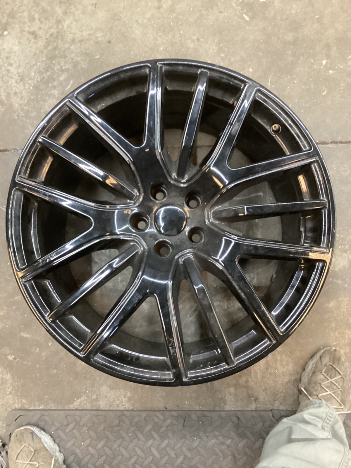 2020 Maserati Levante 21" Front OEM Wheel Rim hol#96106