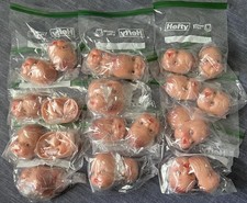 Lote de 24 cabezas de muñeca bebé vintage manos sosteniendo botella ojos dorados máscara artesanía 3"