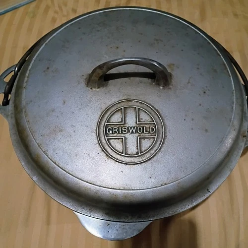 Griswold #9 Dutch Oven With Button Logo On Lid And #9 Trivet