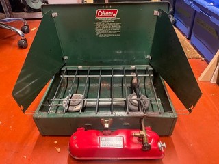 Estufa de camping Colman 425F de doble quemador vintage