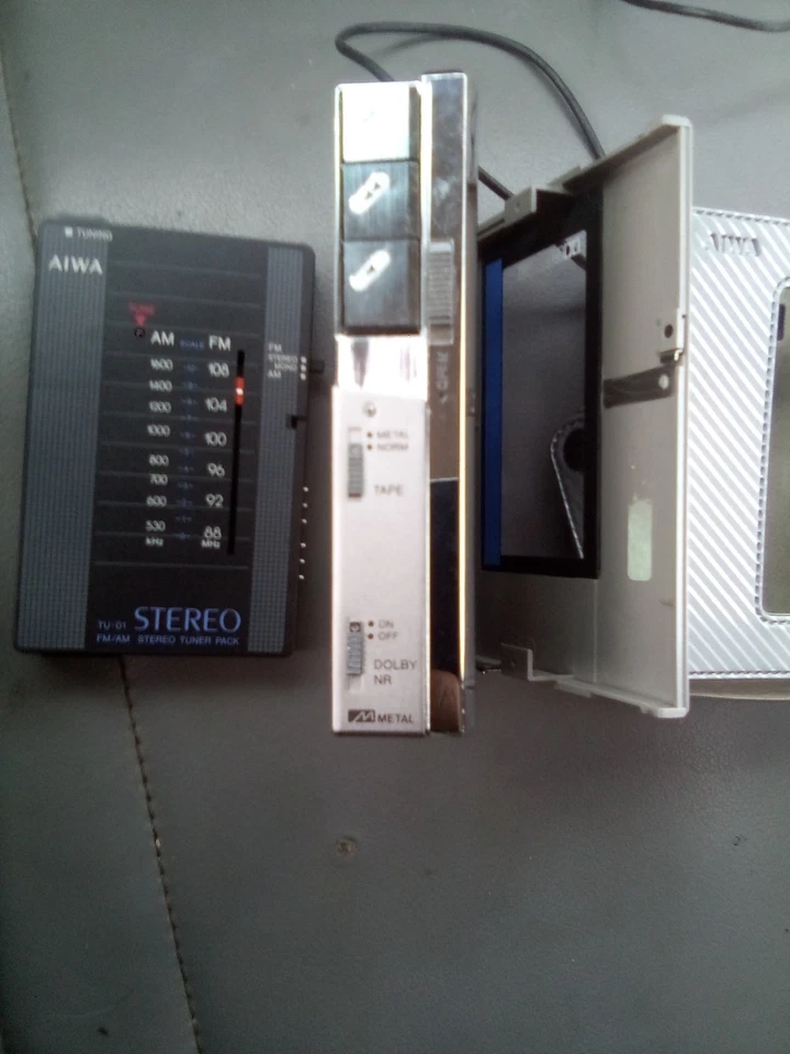 Vintage AIWA HS-P06 Portable Stereo Cassette Player Japan 1980s Walkman TU-01 FM - Image 2 of 4