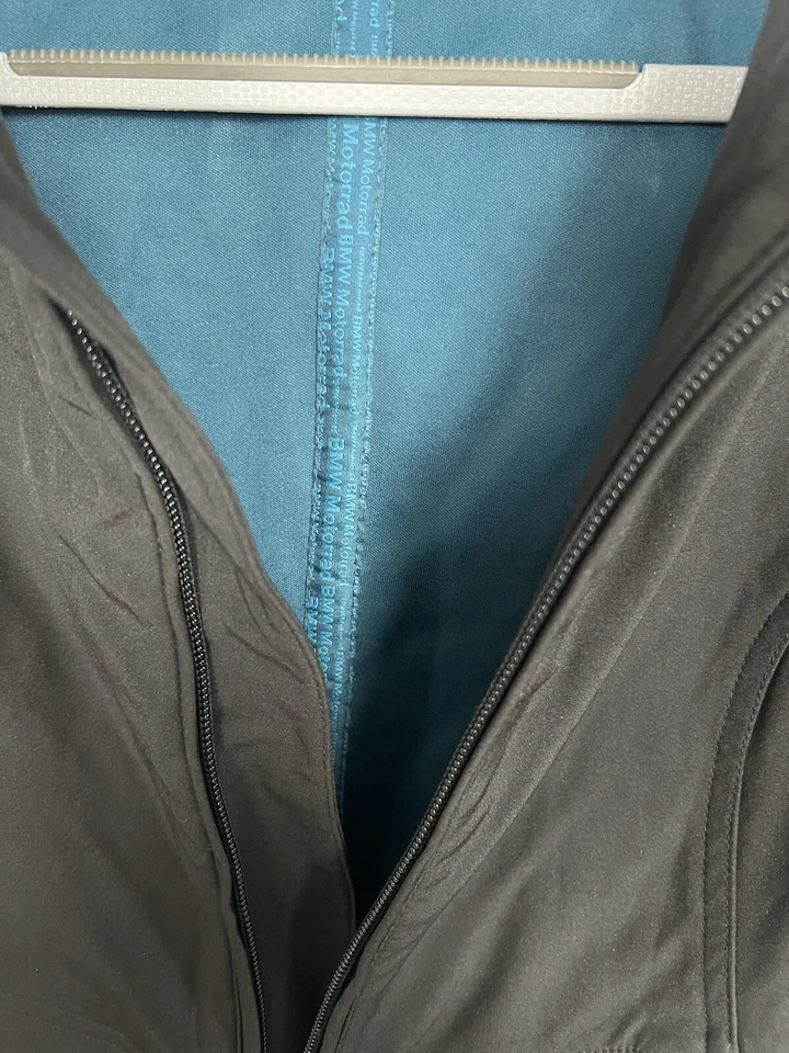 Jaqueta feminina BMW Motorrad tamanho XS zíper frontal preta macia - Imagem 4 de 4