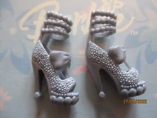 BARBIE DOLL / PAIR OF SHOES: BOOTS, PUMPS ....... (593)