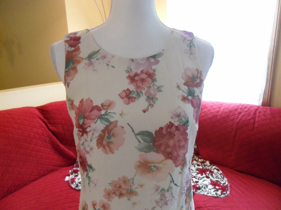 VESTIDO SIN MANGAS FLORAL ENTALLADO Y ACAMPANADO DONNA RICCO NEW YORK TALLA 8 Foto 2 de 4