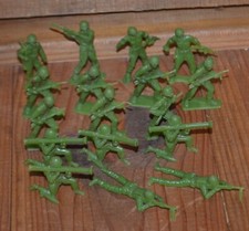 Vintage Lot 17 MPC Army Men 7 Poses Light Olive Green Toy Soldier GI Plastic