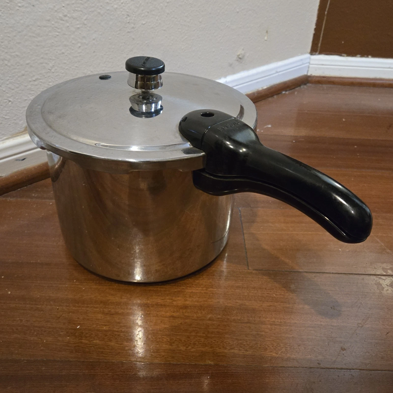 Presto 4-Quart Stainless Steel Pressure Cooker Model 409A, Barely Used!
Opens in a new window or tab