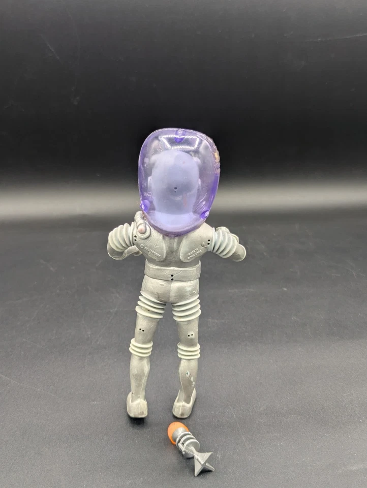 De colección 1968 Colorforms ALIEN The Outer Space Men - Electrón con casco y pistola Foto 4 de 4