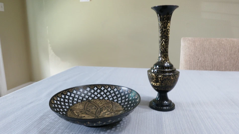 Jarrón de metal vintage y celosía con detalles grabados en oro India Foto 2 de 4